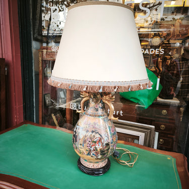 Lámpara china estilo Satsuma con peana diseño dorado y floral Bucarest Art & Antiques
