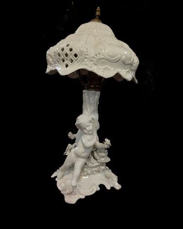 Lámpara de mesa de porcelana biscuit 'querubines en el jardín'(live) Bucarest Art & Antiques