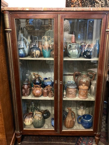 Librero vitrina Luis XV interior tapizado cubierta marmol | Bucarest Art Gallery Colección Exclusiva