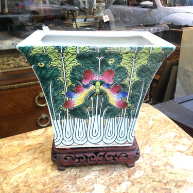 Maceta china mariposa sobre peana de madera Bucarest Art & Antiques