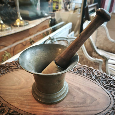Mortero de bronce con herramienta de madera y piedra Bucarest Art & Antiques