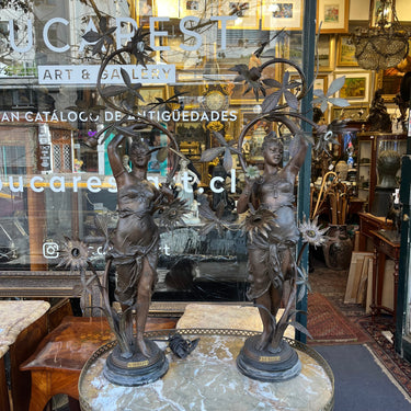 Par de lamparas de peltre dos mujeres y flores ‘La Rose, L’oeillet’ Bucarest Art & Antiques