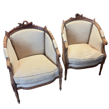 Par de petit bergères Luis XVI madera tallada de nogal Bucarest Art & Antiques