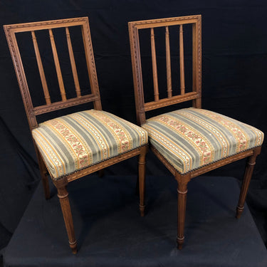 Par de sillas en roble respaldo columnas | Bucarest Art Gallery Bucarest Art & Antiques