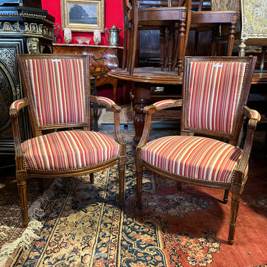 Par de sillones franceses en madera natural tallada estilo Luis XVI Bucarest Art & Antiques