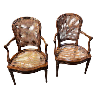 Par de sillones franceses enjuncados de madera tallada y moldeada estilo Luis XV Bucarest Art & Antiques