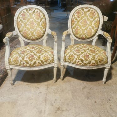 Par de sillones franceses Luis XVI de medallon con tapiz floreado bordado Bucarest Art & Antiques