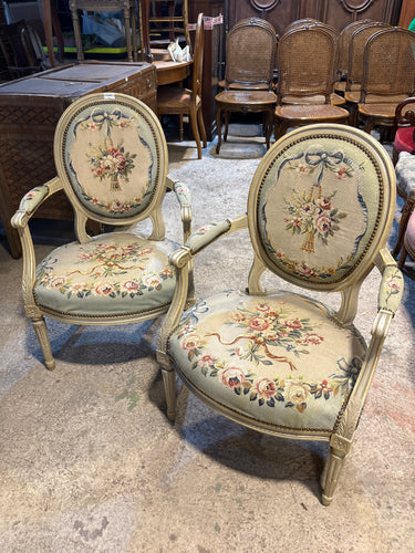 Par de sillones Luis XVI de medallón con tapicería de Beauvais Bucarest Art & Antiques