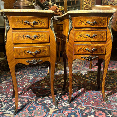 Par de veladores Luis XV cubiertas de mármol tres cajones Bucarest Art & Antiques