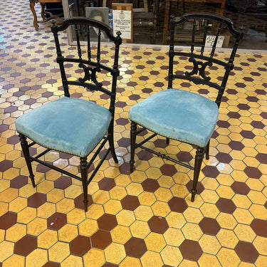 Pareja de sillas francesas Napoleon III lacadas tapiz terciopelo turquesa Bucarest Art & Antiques