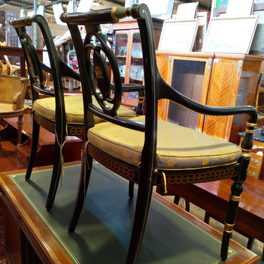 Pareja de sillones bordado en hilo de oro y maquetería floral Bucarest Art & Antiques