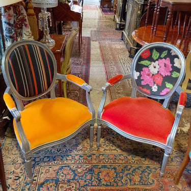 Pareja de sillones Luis XVI con respaldo tipo medallón Roche Bobois Bucarest Art & Antiques