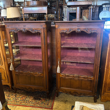 Pareja vitrinas francesas Luis XV caoba tallada y tapiz floral Bucarest Art & Antiques