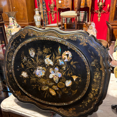 Pequeña mesa-costurero en madera negra con decoración burgauté francesa Bucarest Art & Antiques