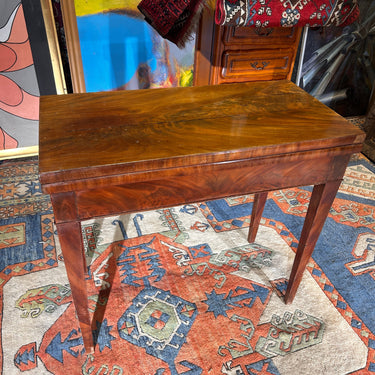 Pequeña mesa de juego francesa Luis XVI paño circular fines s.XVIII Bucarest Art & Antiques