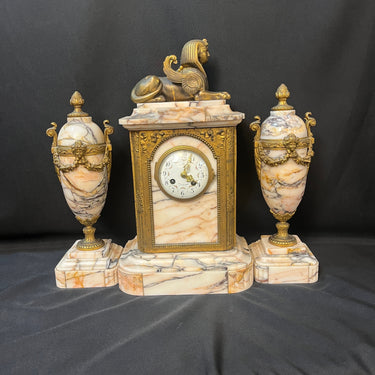 Reloj sobremesa con guarnición estilo Retorno de Egipto en mármol y bronce principios s.XX Bucarest Art & Antiques