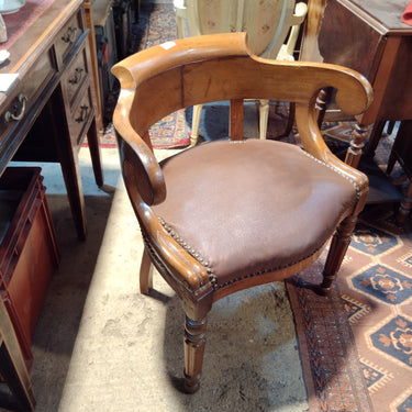 Sillón de escritorio tapiz cuero café remaches y patas torneadas Bucarest Art & Antiques