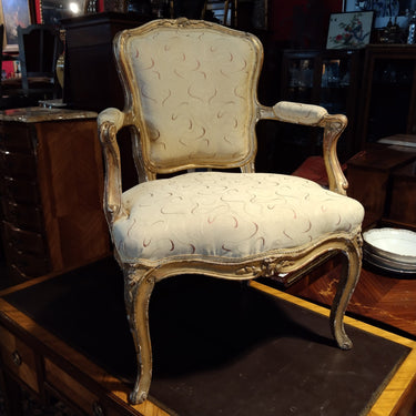 Sillón normando madera dorada y tapíz líneas blancas y rojas Bucarest Art & Antiques