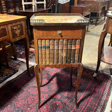 Velador con decoración de libros en trampantojo Luis XV Bucarest Art & Antiques