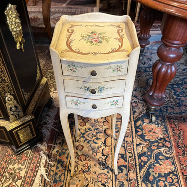 Velador estilo Luis XV lacado decoración floral Bucarest Art & Antiques