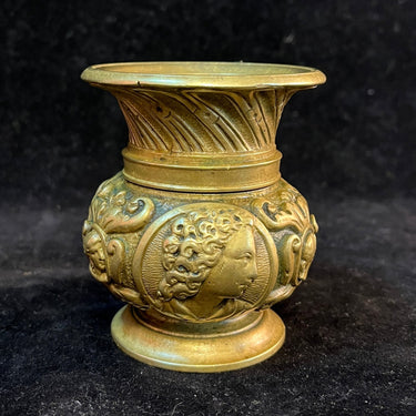 Violetero o florero de bronce con personajes clásicos Bucarest Art & Antiques