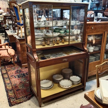 Vitrina elegantes aplicaciones en bronce, cubierta mármol y cajón de exhibición Colección Exclusiva