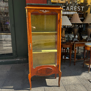 Vitrina en madera enchapada y cubierta de mármol estilo Luis XVI Colección Exclusiva