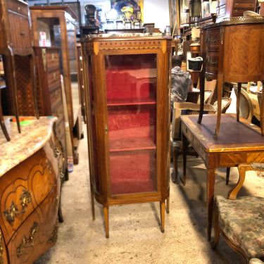 Vitrina estilo transicion 1900 con filete de marquetería en dos colores Colección Exclusiva