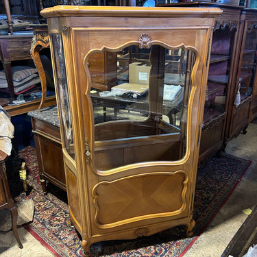 Vitrina francesa contemporánea Luis XV bombé madera tallada y espejo interior Bucarest Art & Antiques