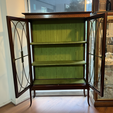 Vitrina inglesa estilo edwardian caoba marquetería e incrustaciones de madera sobre vidrio Colección Exclusiva